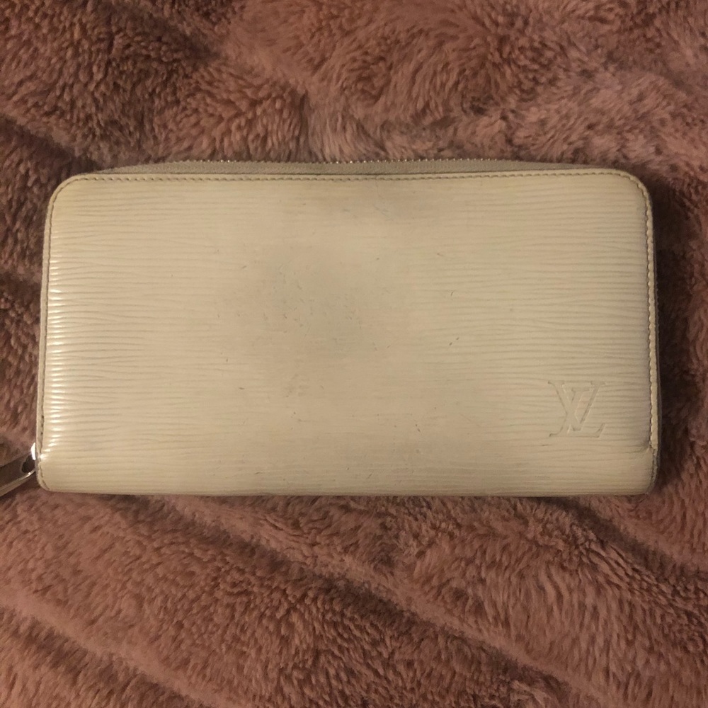 **available** LV white Epi Zippy Wallet